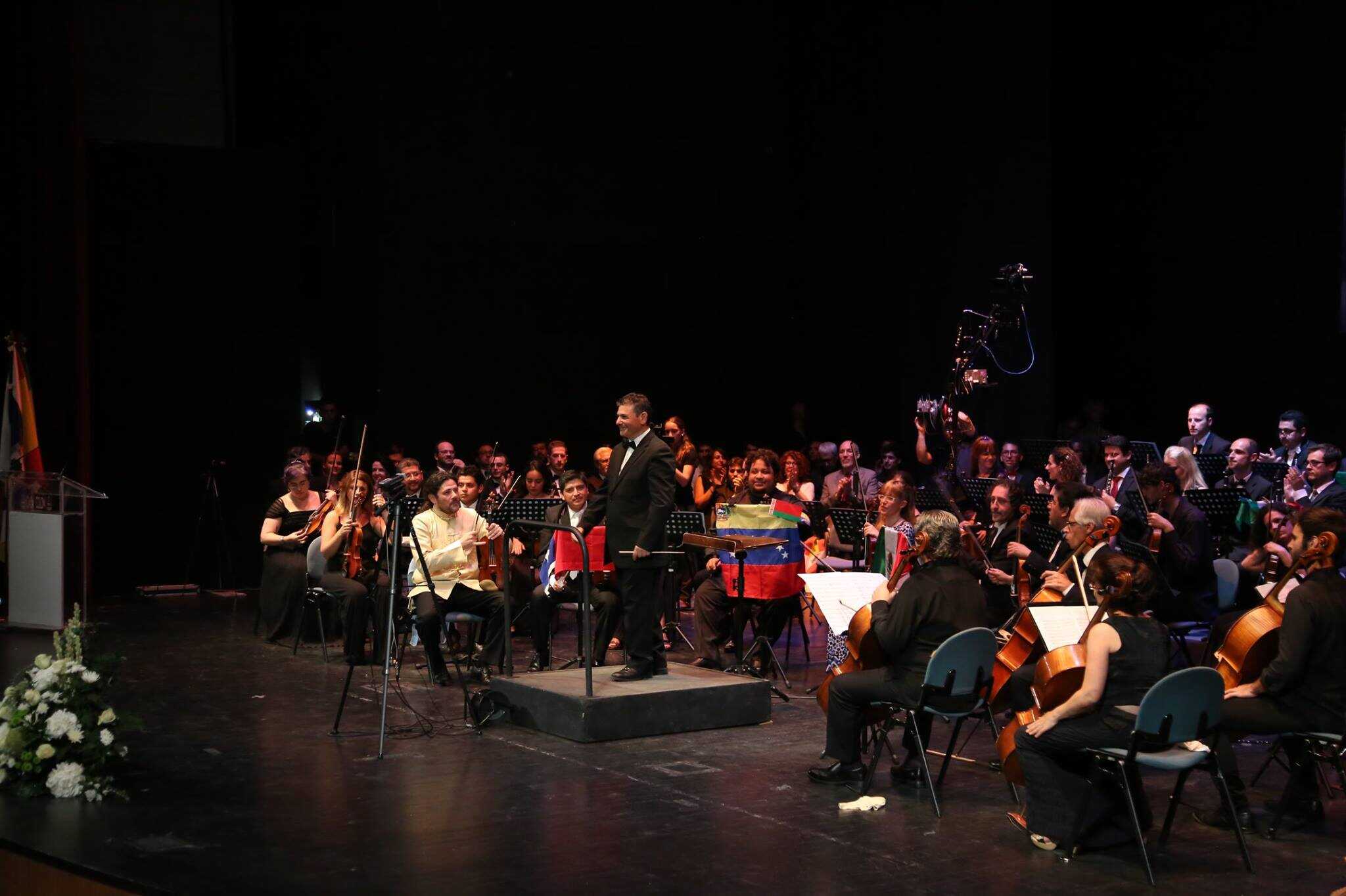 Foto del instructor dirigiendo una orquesta
